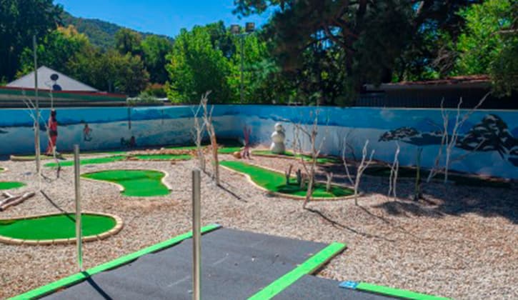 725X420 NRMA Bright Mini Golf