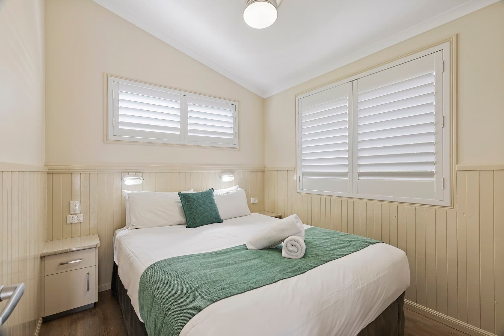 Holiday Cottage 2 Bedroom main bedroom queen bed 