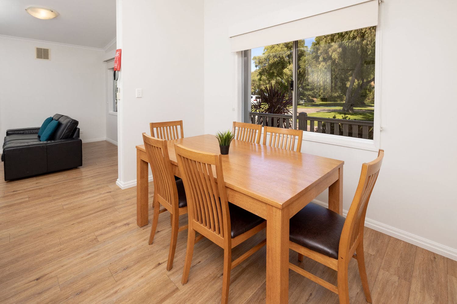 2 Bedroom Holiday Home Dining Area