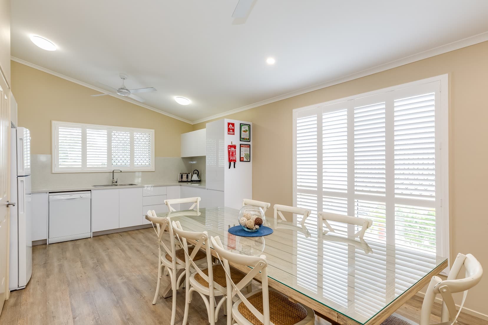 Premium Cottage Deluxe 2 Bedroom kitchen and dining area
