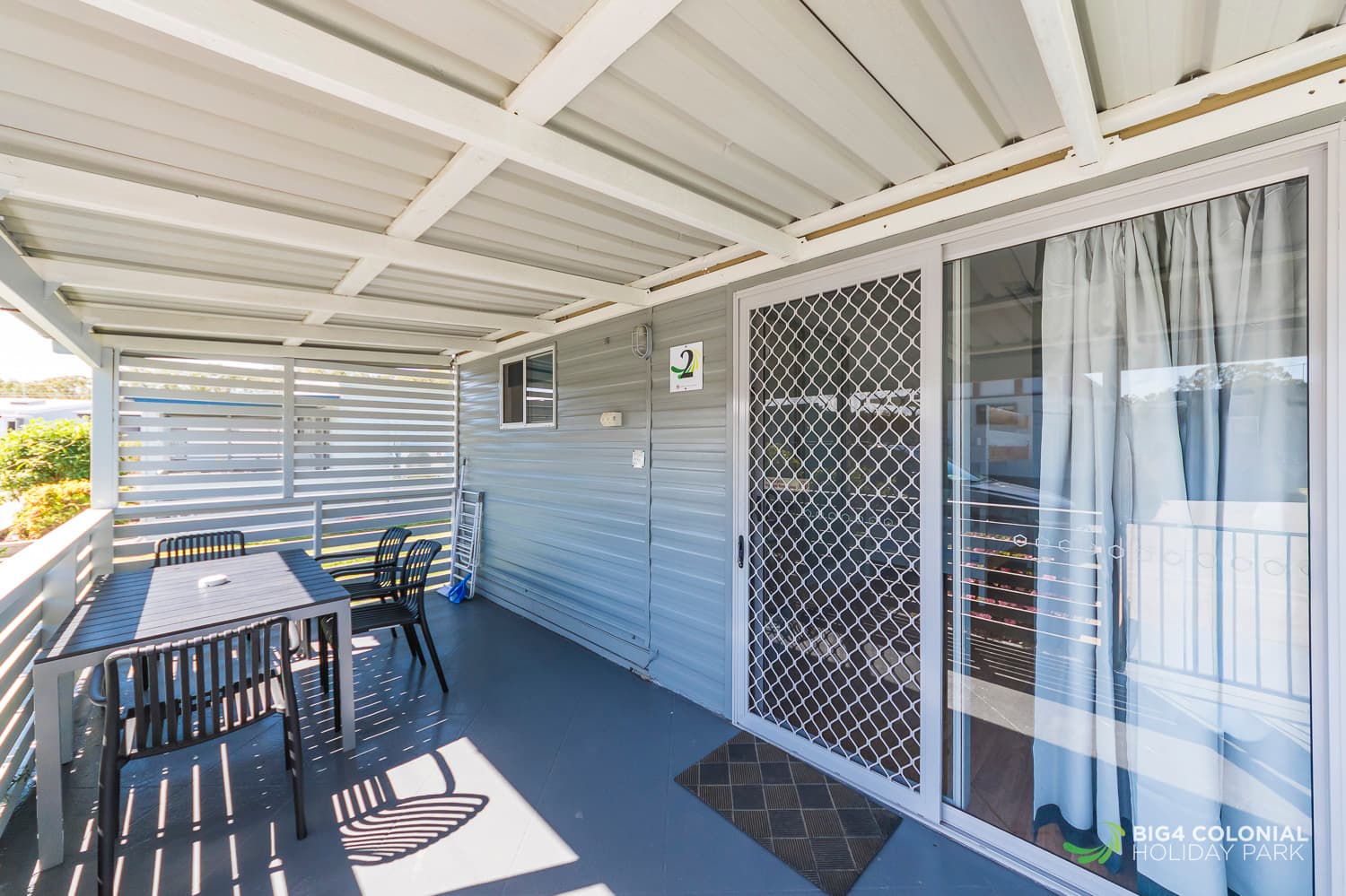 Spacious fully enclosable verandah with outdoor dining table. 
